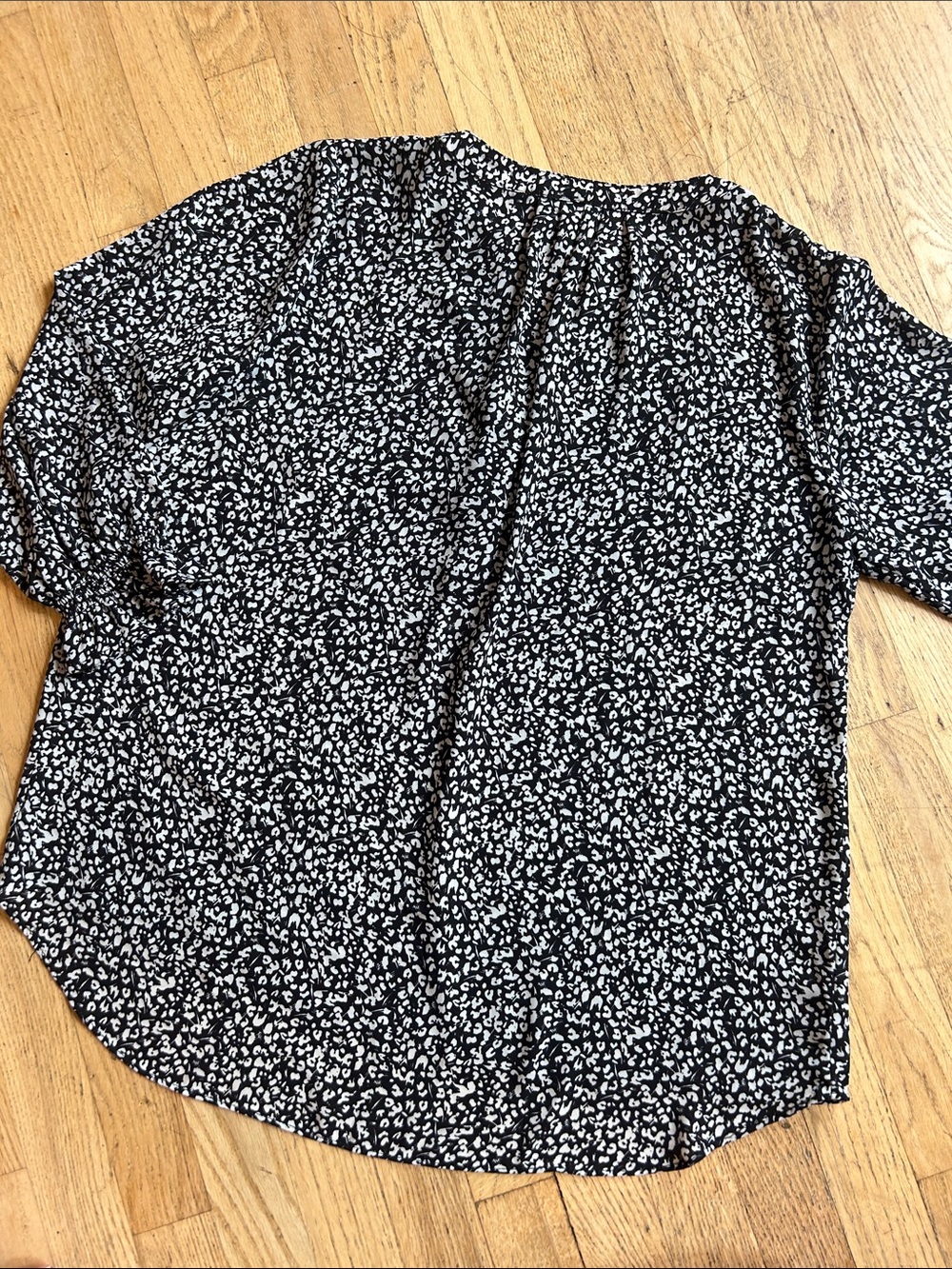🌸3 FOR $20🌸 Chelsea & Theodore Black and White Split-Neck Printed Blouse - Picture 7 of 8